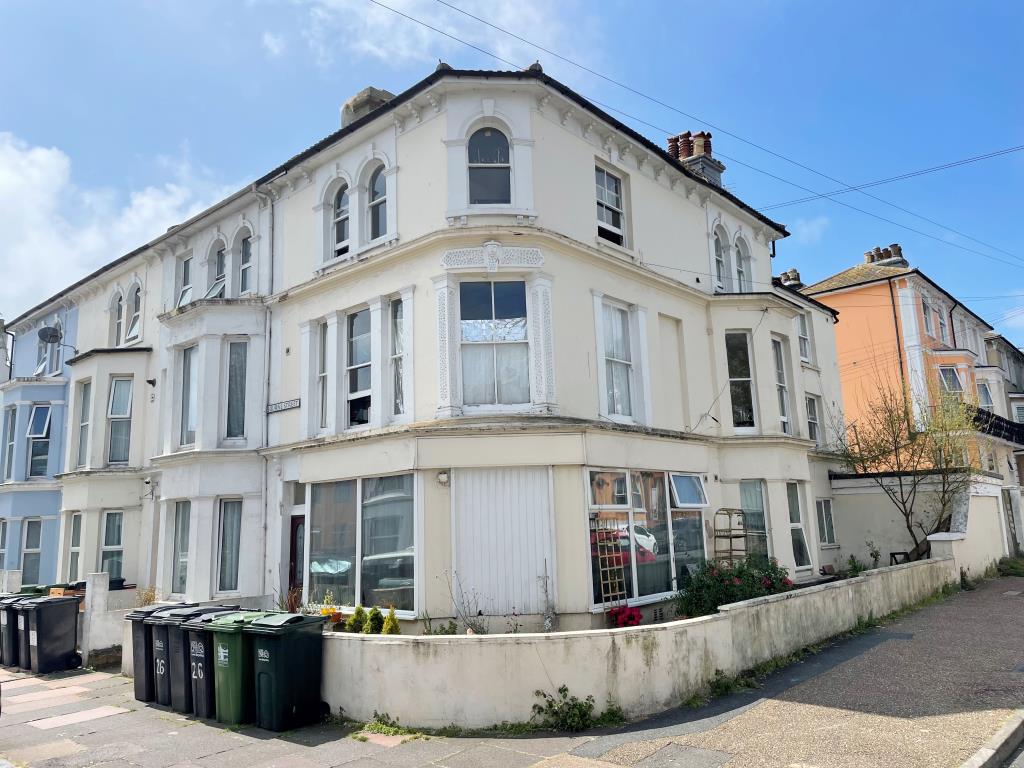 Lot: 137 - FREEHOLD RESIDENTIAL INVESTMENT PRODUCING JUST OVER £53,000 PER ANNUM - Front view of property showing double corner aspect
